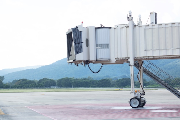 Foto aeroporto de terminal de pista vazia ninguém transporte de avião