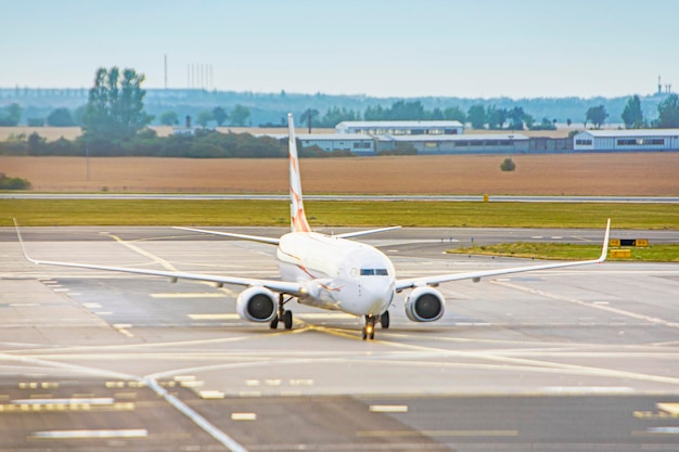 Aeroporto internacional com avião avião avião chegada