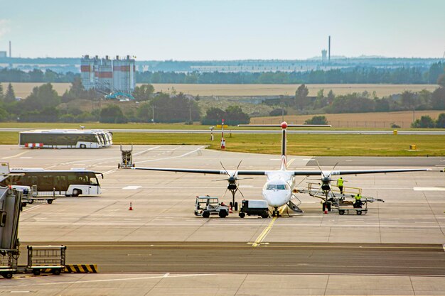 Aeroporto internacional com avião avião avião e passageiro