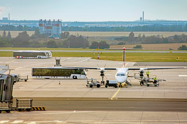 Aeroporto internacional com avião avião avião e passageiro