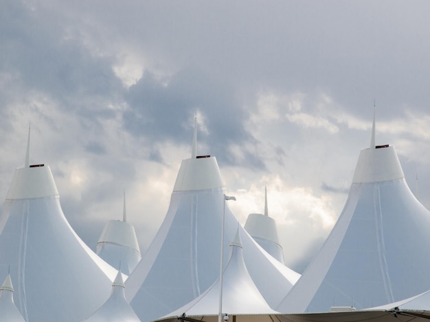 Aeroporto Internacional de Denver conhecido por seu telhado pontiagudo. O design do telhado está refletindo montanhas cobertas de neve.