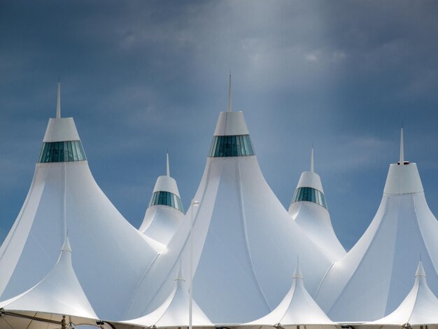 Aeroporto Internacional de Denver conhecido por seu telhado pontiagudo. O design do telhado está refletindo montanhas cobertas de neve.