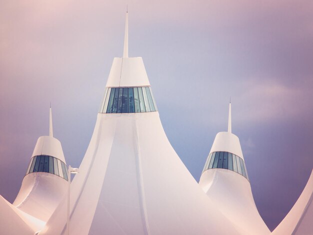 Aeroporto Internacional de Denver conhecido por seu telhado pontiagudo. O design do telhado está refletindo montanhas cobertas de neve.