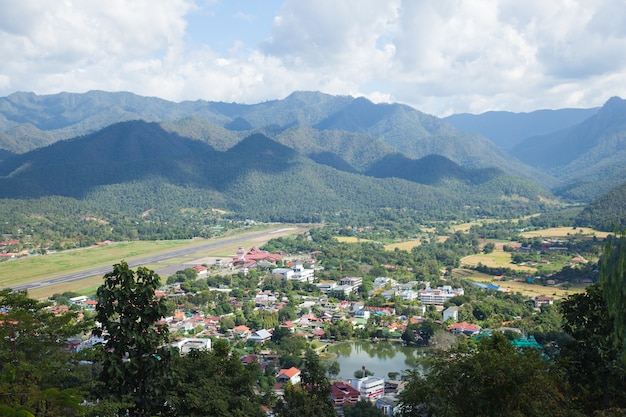 Aeroporto perto da montanha