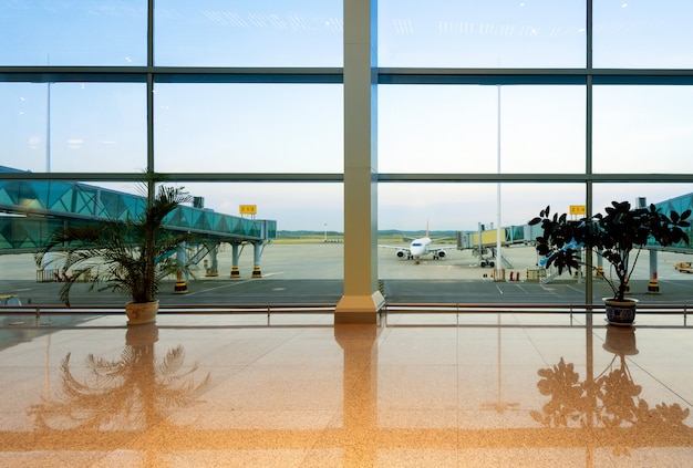 Aeroportos com grandes janelas e aeronaves