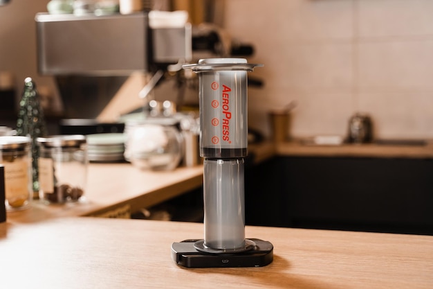 Aeropress auf Waage auf dem Holztisch im Café Aeropress Kaffeezubereitung Aeropress alternative Methode zum Aufbrühen von Kaffee