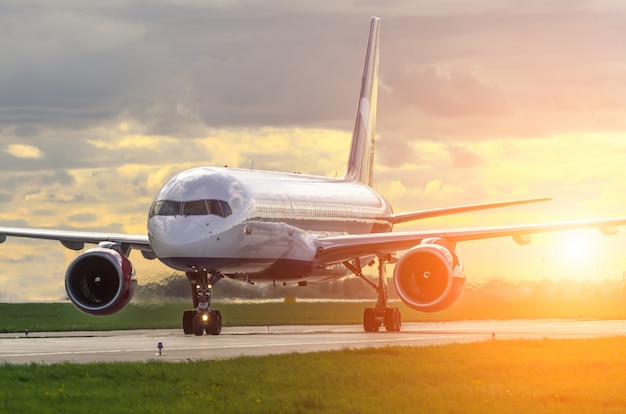 Aeropuerto de avión en el cielo al amanecer