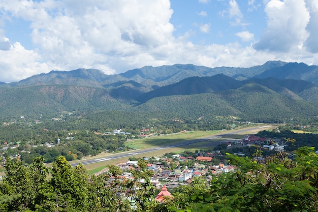 Aeropuerto cerca de la montaña