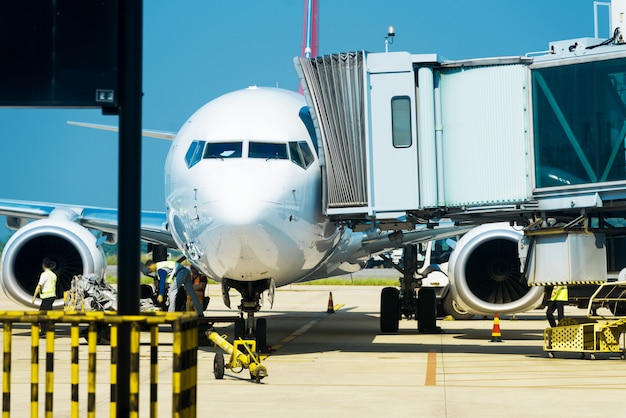 Foto aeropuerto fuera de la escena de la ventana, esperando el vuelo