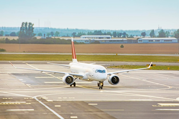 Aeropuerto internacional con avión avión aviones arriva