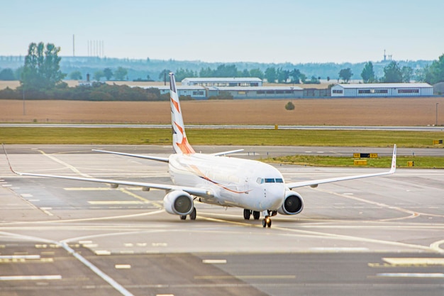 Aeropuerto internacional con avión avión aviones arriva