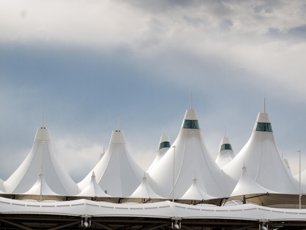 El aeropuerto internacional de Denver es conocido por su techo puntiagudo. El diseño del techo refleja montañas cubiertas de nieve.