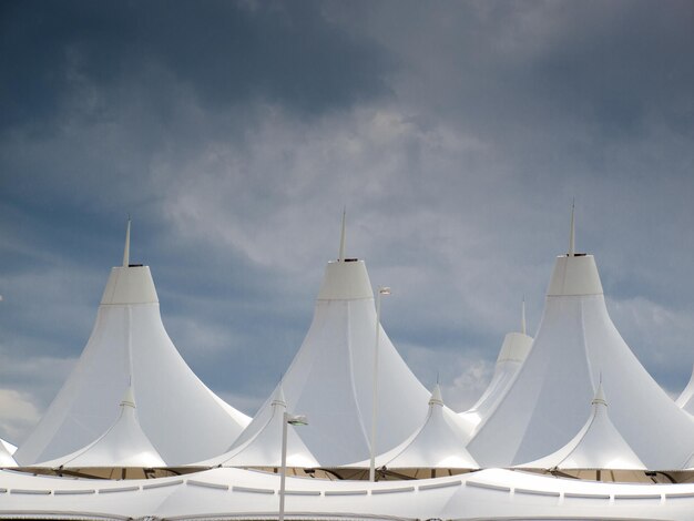 El aeropuerto internacional de Denver es conocido por su techo puntiagudo. El diseño del techo refleja montañas cubiertas de nieve.