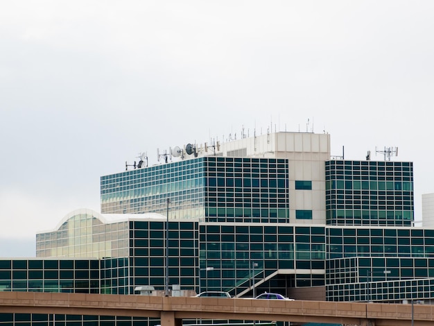 El aeropuerto internacional de Denver es conocido por su techo puntiagudo. El diseño del techo refleja montañas cubiertas de nieve.