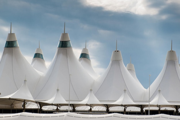 El aeropuerto internacional de Denver es conocido por su techo puntiagudo. El diseño del techo refleja montañas cubiertas de nieve.