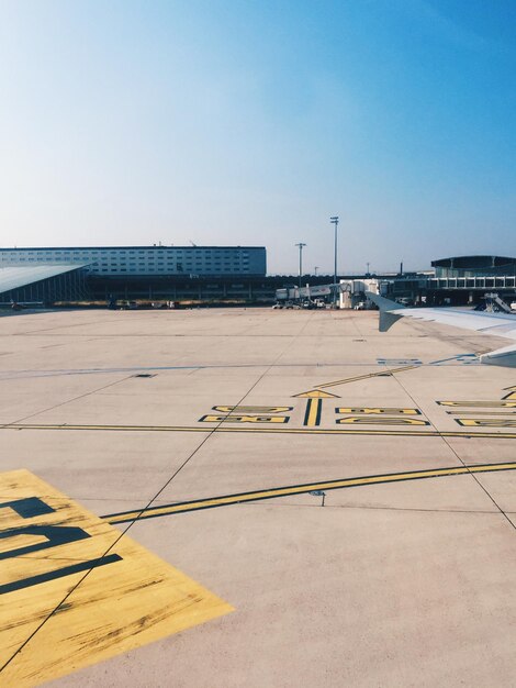 Foto en el aeropuerto listo para despegar viajando en un día soleado con cielo azul