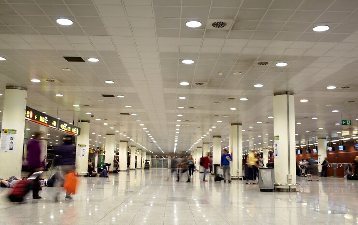 Aeropuerto ocupado en la mañana.