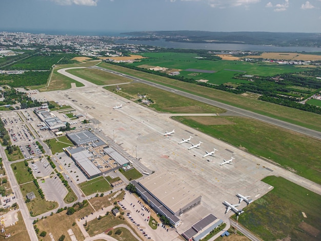 Aeropuerto con vista aérea de aviones