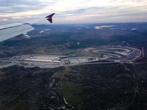 Foto aeropuerto visto a través de una imagen recortada de un avión