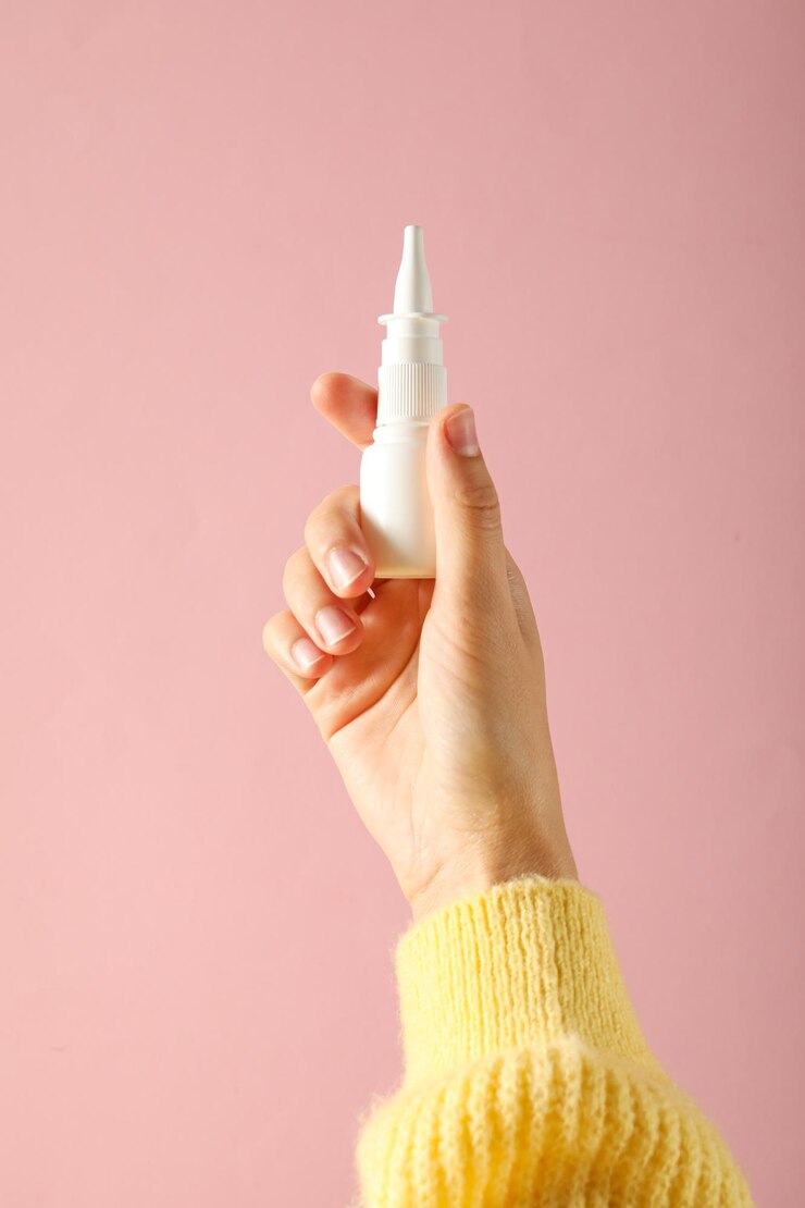 Aerosol nasal en la mano Concepto de medicina de invierno