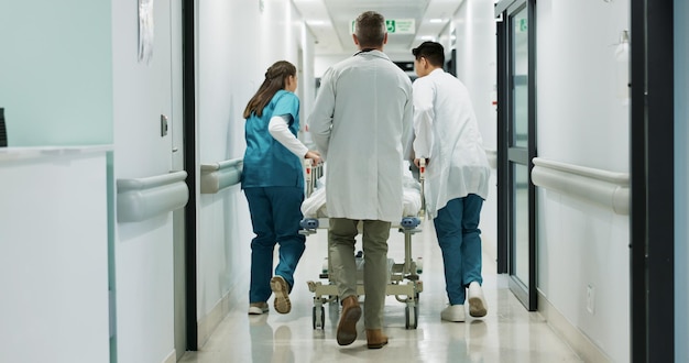 Ärzte Krankenhausbettpatient und Menschen gehen beraten und sprechen über Gesundheitsdienst Wellness Klinikpersonal Zusammenarbeit und medizinisches Team Krankenschwestern oder Chirurg Diskussion mit Chirurgie-Klienten