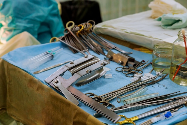 Ärzteteam, das nah Operation von medizinischen Instrumenten für Operation durchführt