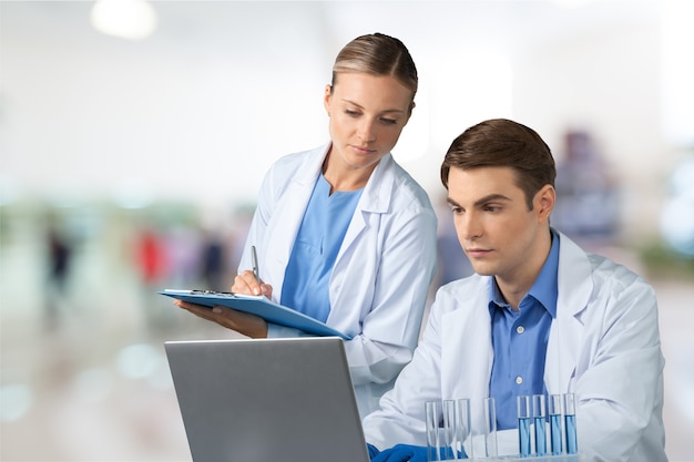 Ärzteteam spricht über Expertise im Krankenhaus
