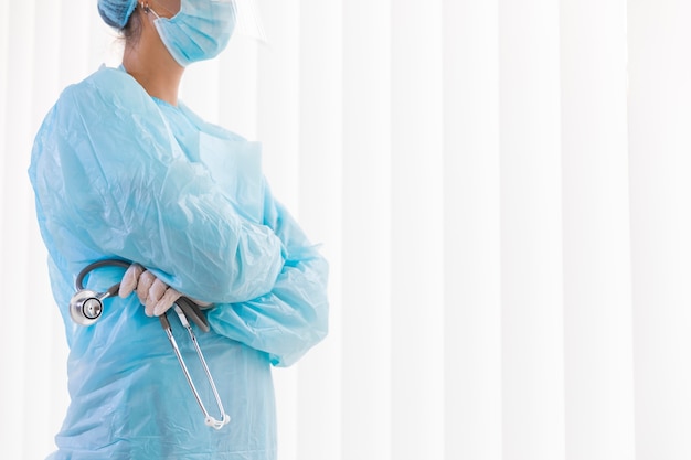 Foto Ärztin der seitenansicht, die schutzkleidung mit kopienraum trägt