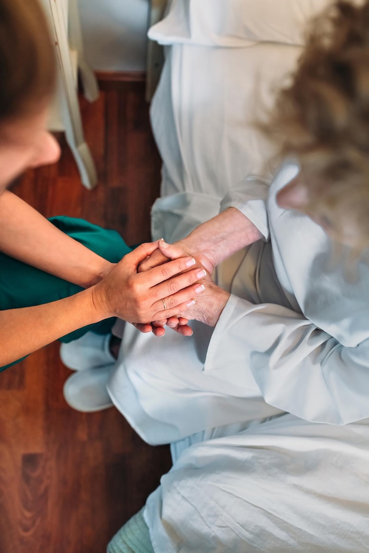 Foto ärztin, die älteren patienten ermutigung gibt, indem sie ihre hände hält