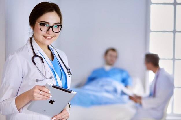 Ärztin mit Tablet-Computer in der Krankenhauslobby