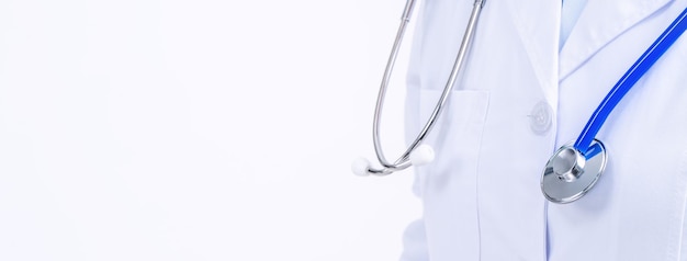 Ärztin Porträt junge Ärztin hält ein Stethoskop isoliert auf weißem Hintergrund Nahaufnahme beschnittener Ansicht Kopierraum