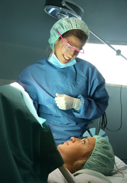 Ärztin und patientin in einem operationssaal
