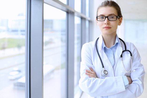 Foto Ärztinfrau über klinik interiers hintergrund