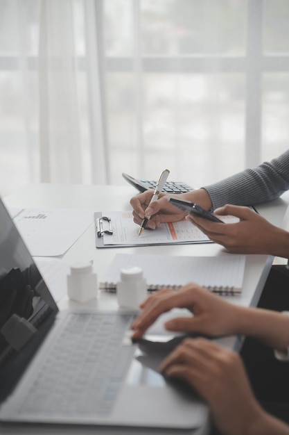 Ärztinnen, Krankenschwestern oder Laptops bei nächtlicher Teamarbeit, medizinische Forschung oder Operationsplanung im Wellness-Krankenhaus, sprechen über denkende oder medizinische Frauen über Technologie für Zusammenarbeitshilfe oder Lebensversicherungs-App