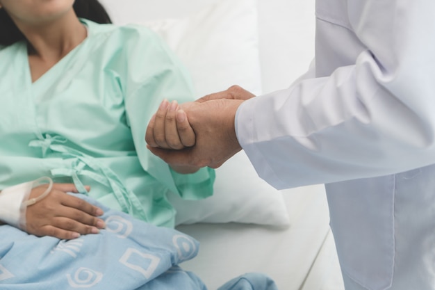 Foto Ärztliche beruhigung des patienten nach der operation ist ein erfolg.