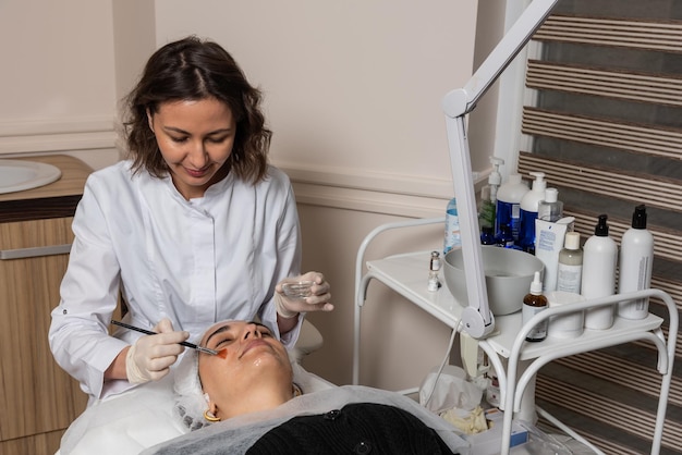 Foto Ärztliche untersuchung in der hautpflegeklinik