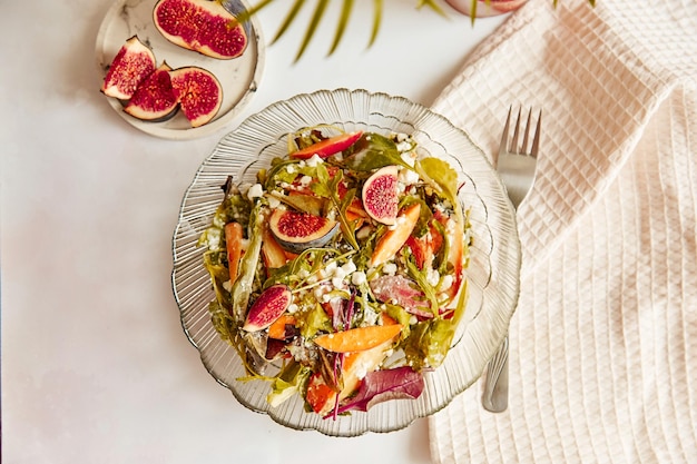 Ästhetischer Salat aus Kartoffel-Rucola-Korn-Käse-Pfirsich und Feigen Mediterranes gesundes Gericht Veganer frischer Salat einfaches Rezept