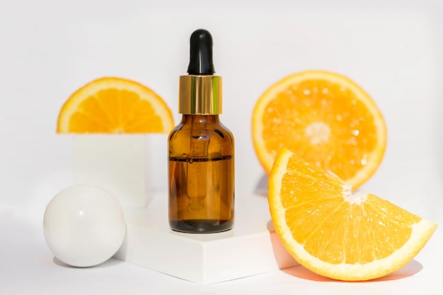 Ätherisches Zitrusöl, Anti-Aging-Serum mit Vitamin C, Schönheitspflege oder Aromatherapie.