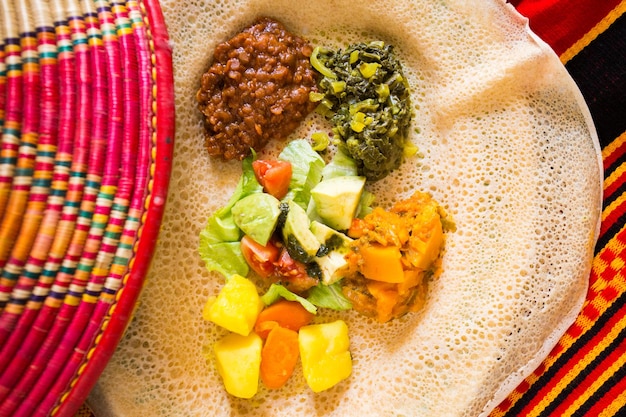 Foto Äthiopische injera mit essen. die injera oder inyera ist ein sehr dünnes fladenbrot, ähnlich einem crêpe.