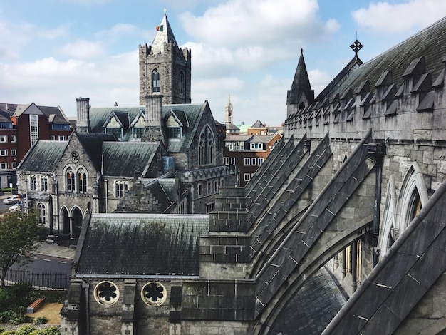 Äußeres der Kathedrale gegen einen bewölkten Himmel