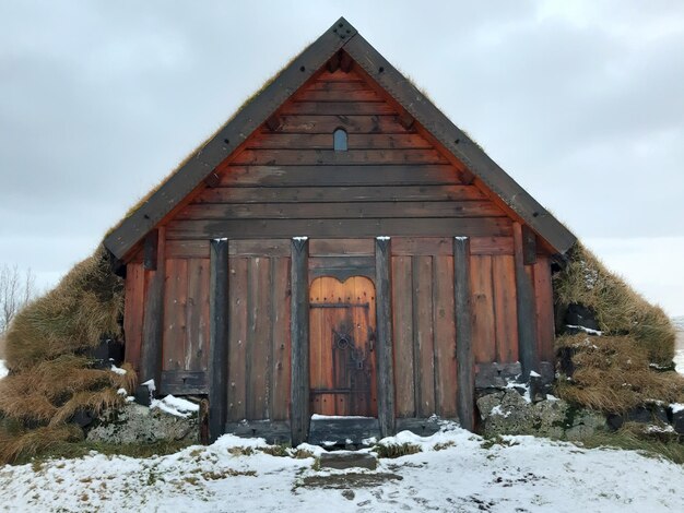 Foto Äußeres des gebäudes auf einem schneebedeckten feld gegen den himmel