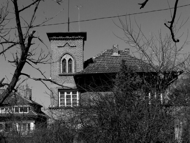 Foto Äußeres des hauses von bäumen gegen den himmel