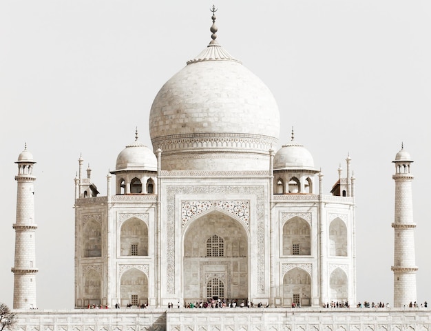 Äußeres des Taj Mahal gegen klaren Himmel.