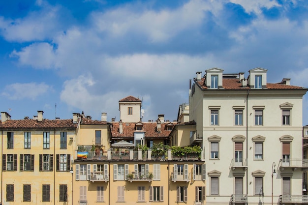 Äußeres von Gebäuden gegen bewölkten Himmel in der Stadt