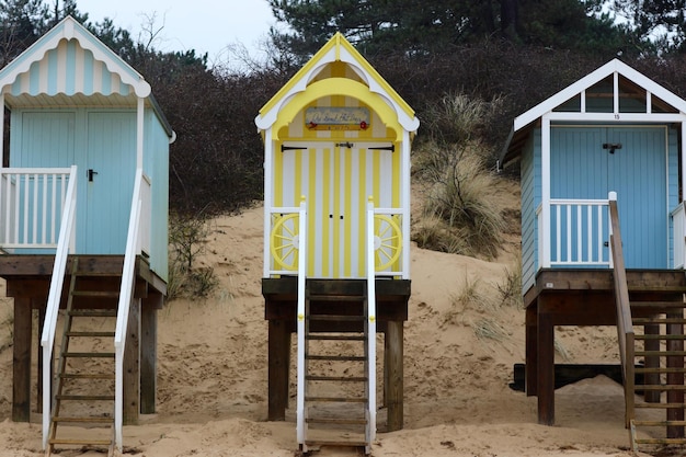 Foto Äußeres von hütte am strand von haus gegen bäume