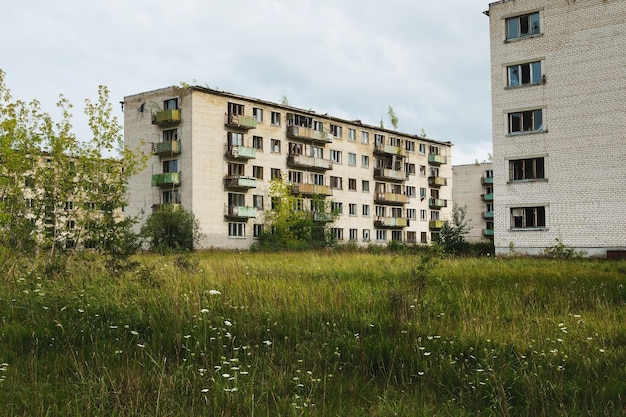 Äußeres von verlassenen Wohngebäuden in der europäischen Geisterstadt