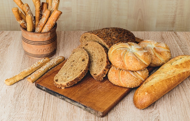 ÃƒÂ Ã‚Â¡ pan tostado con bollos. Baguettes francesas. Pan crujiente fresco. Fondo de pan. Raza diferente sobre fondo de madera.