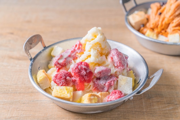 Afeitado de leche con fresa y pan