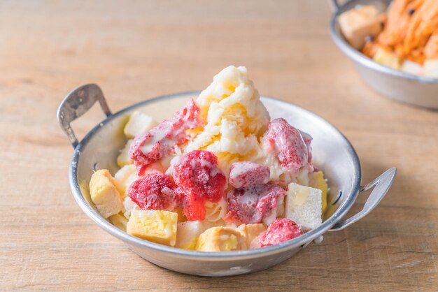 Afeitado de leche con fresa y pan