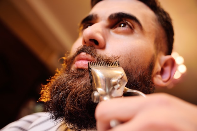 Afeitándose la barba en la barbería.